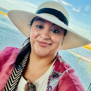 Meet your Posher, Senaida